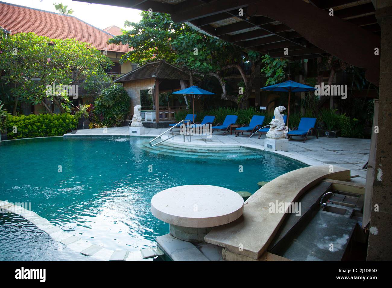 La piscine de l'hôtel Adhi Jaya à Kuta, Bali, Indonésie Photo Stock - Alamy