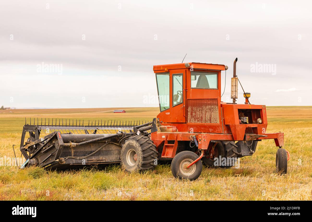 Tracteur labourant les champs au printemps ou en automne. Photo de rue, concept photo agriculture, sélectif-septembre 28,2021-Alberta, Canada. Banque D'Images