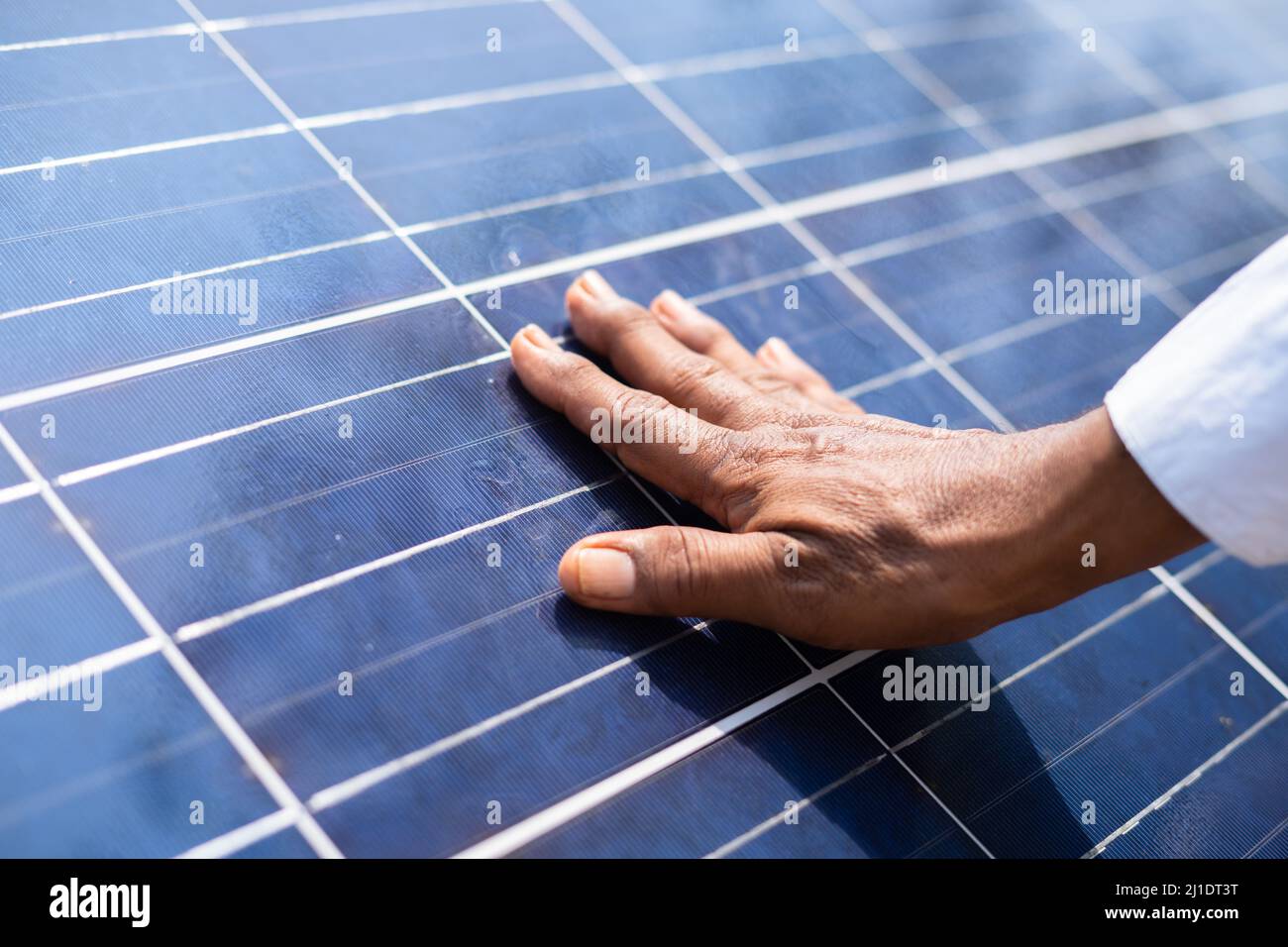 Gros plan sur les mains des agriculteurs se sent nouvellement installé panneau solaire pour la production d'énergie - concept de nouveau commencement, énergie renouvelable et durable Banque D'Images