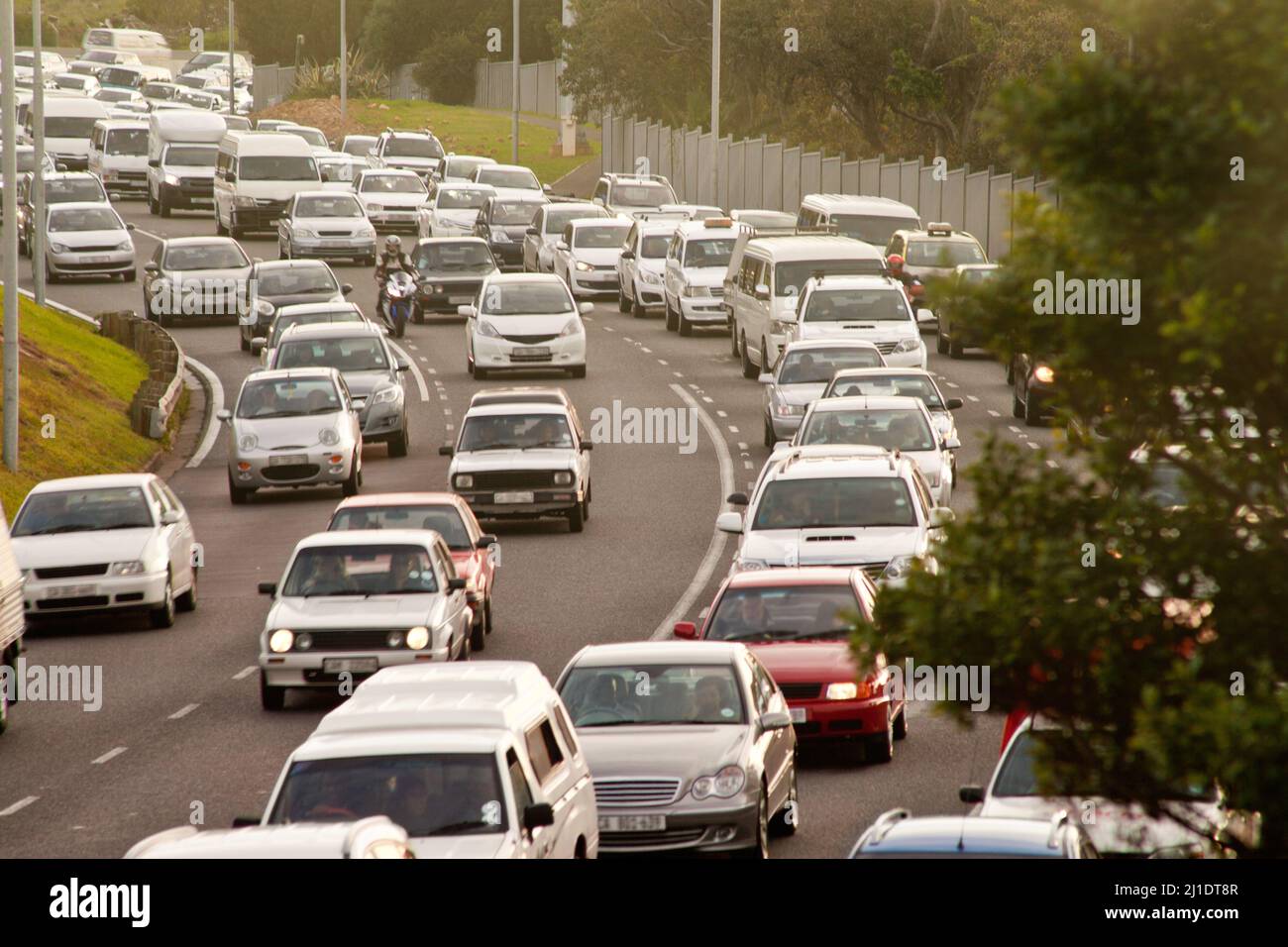 Trafic, la dernière chose dont vous avez besoin après le travail. Photo d'une voiture qui se déplace dans la circulation dense sur le chemin du retour au travail. Banque D'Images