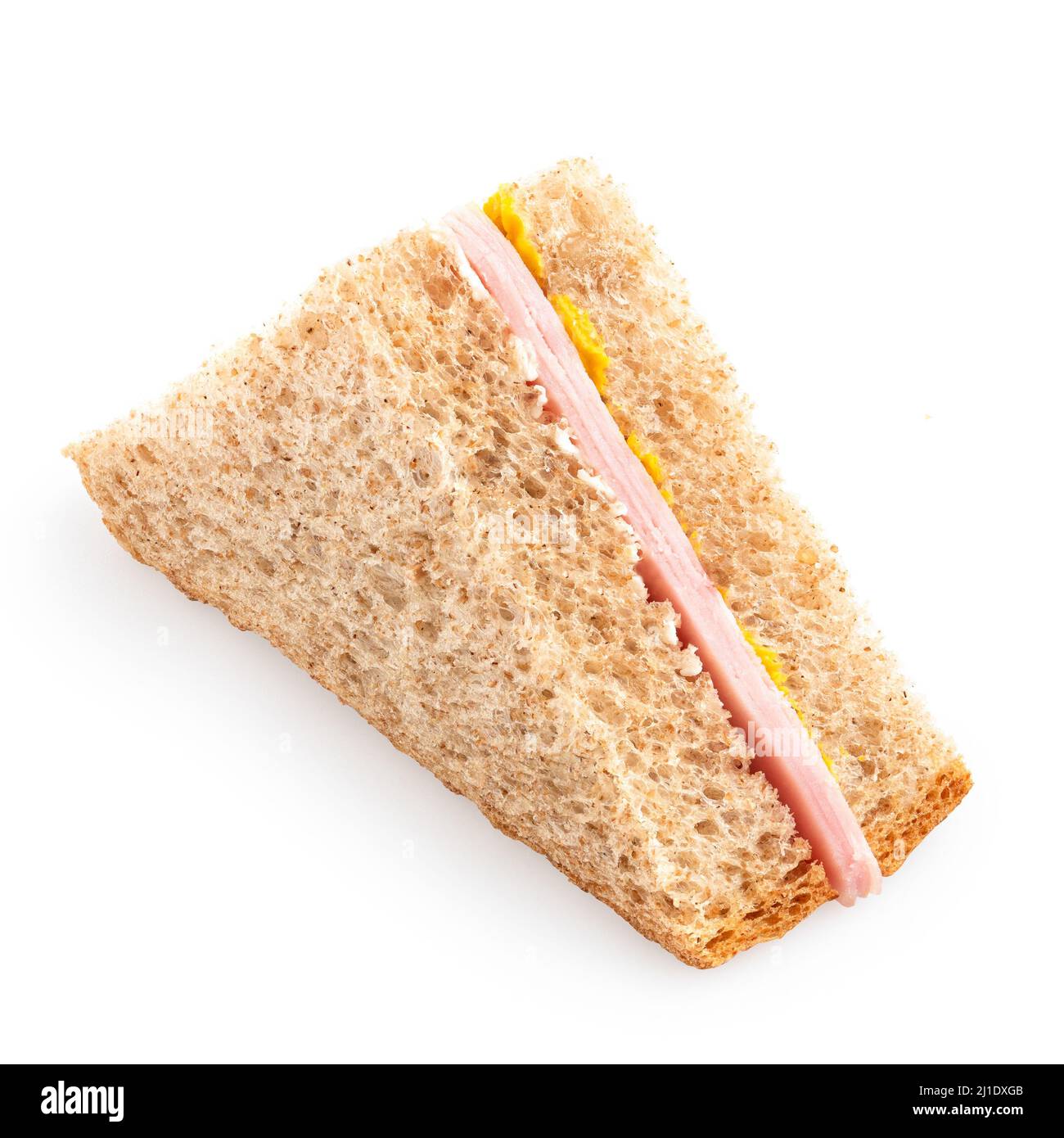 Sandwich triangle de blé entier au jambon et à la moutarde isolé sur blanc. Banque D'Images