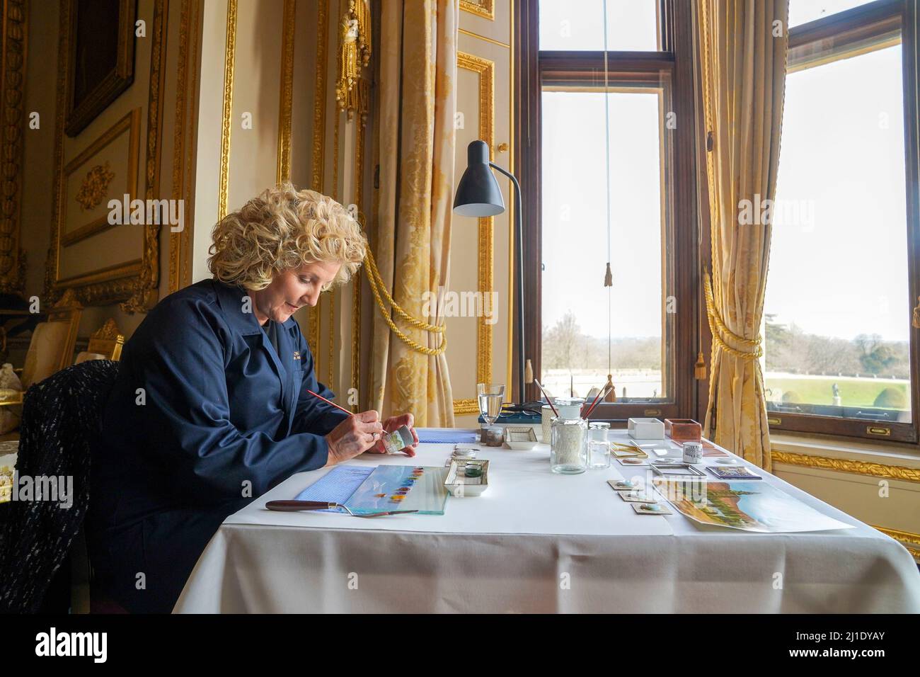 Susan Shakespeare, maître artisan émaillage de la compagnie d'artisanat britannique Halcyon Days, présente les méthodes traditionnelles de décoration en émail dans la salle de dessin blanche du château de Windsor, dans le Berkshire, où la reine Elizabeth II a vu une exposition d'objets de la compagnie pour commémorer leur anniversaire de 70th. Date de la photo: Mercredi 23 mars 2022. Banque D'Images