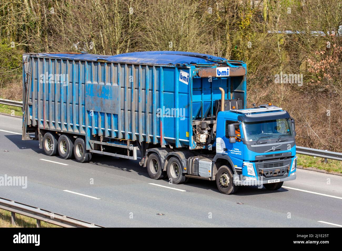BMI Volvo FH Greater Manchester camion de déchets roulant sur l'autoroute M61 près de Manchester, Royaume-Uni Banque D'Images