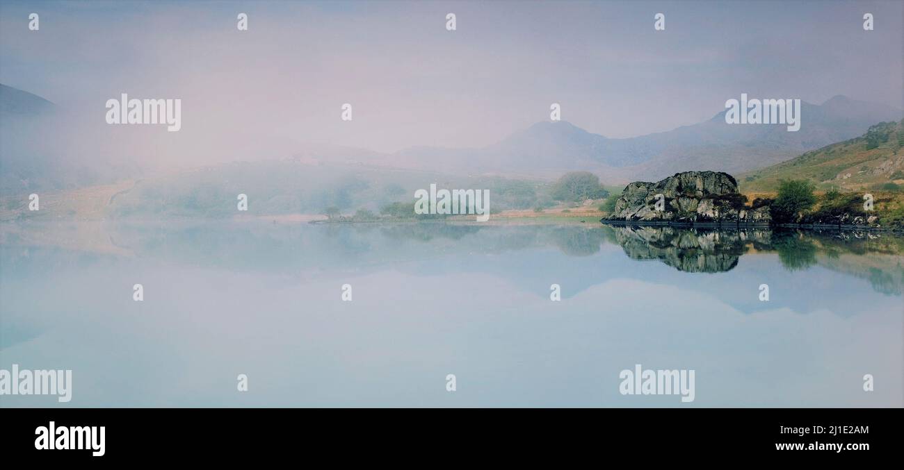 Misty Dawn on Llyn Mymbyr Capel Curig, Snowdonia National Park Gwynedd North Wales UK, fin du printemps. Banque D'Images