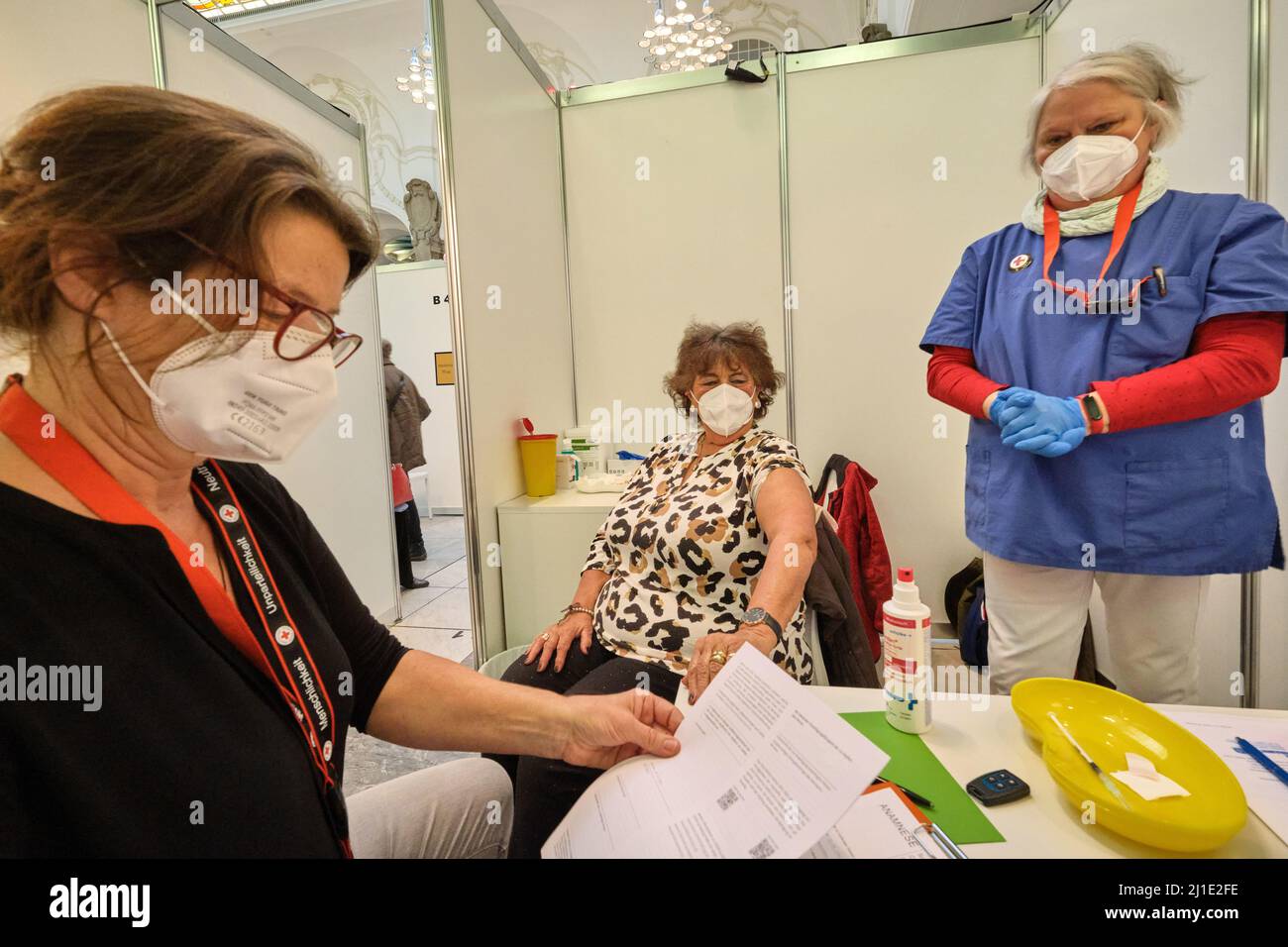 03.12.2021, Allemagne, Brême, Brême - vaccination avec Moderna dans le nouveau centre de vaccination pour les vaccinations de rappel de Corona et la dernière non vaccinée dans Banque D'Images