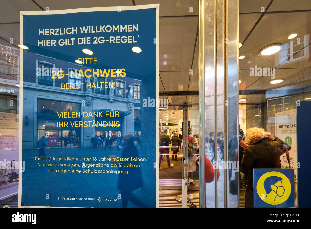 20.12.2021, Allemagne, Brême, Brême - avis sur la règle 2G à l'entrée d'un grand magasin de GALERIA Karstadt Kaufhof. 00A211220D037CAROEX.JPG Banque D'Images