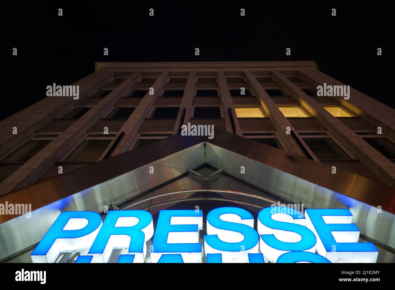 03.01.2022, Allemagne, Brême, Brême - le bâtiment de presse dans le centre-ville, qui abrite les quotidiens locaux Weser Kurier / Bremer Nachrichten. 00A Banque D'Images