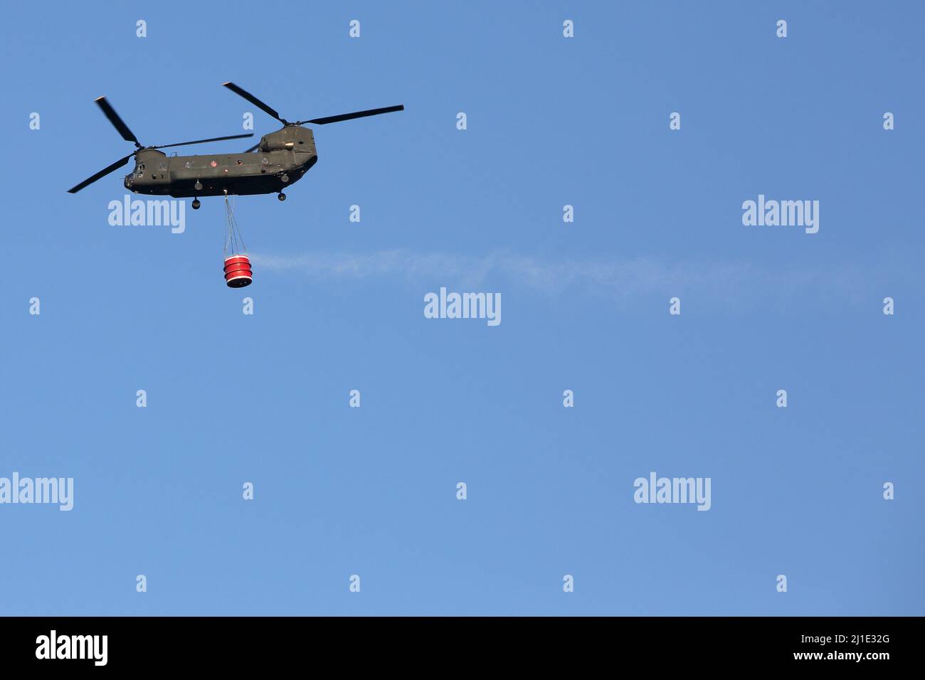 22.07.2017, Italie, Viterbo, Bolsena - hélicoptère de transport Boeing CH-47 Chinook avec conteneur de charge externe Loeschwasser en vol. 00S170722D031CARO Banque D'Images