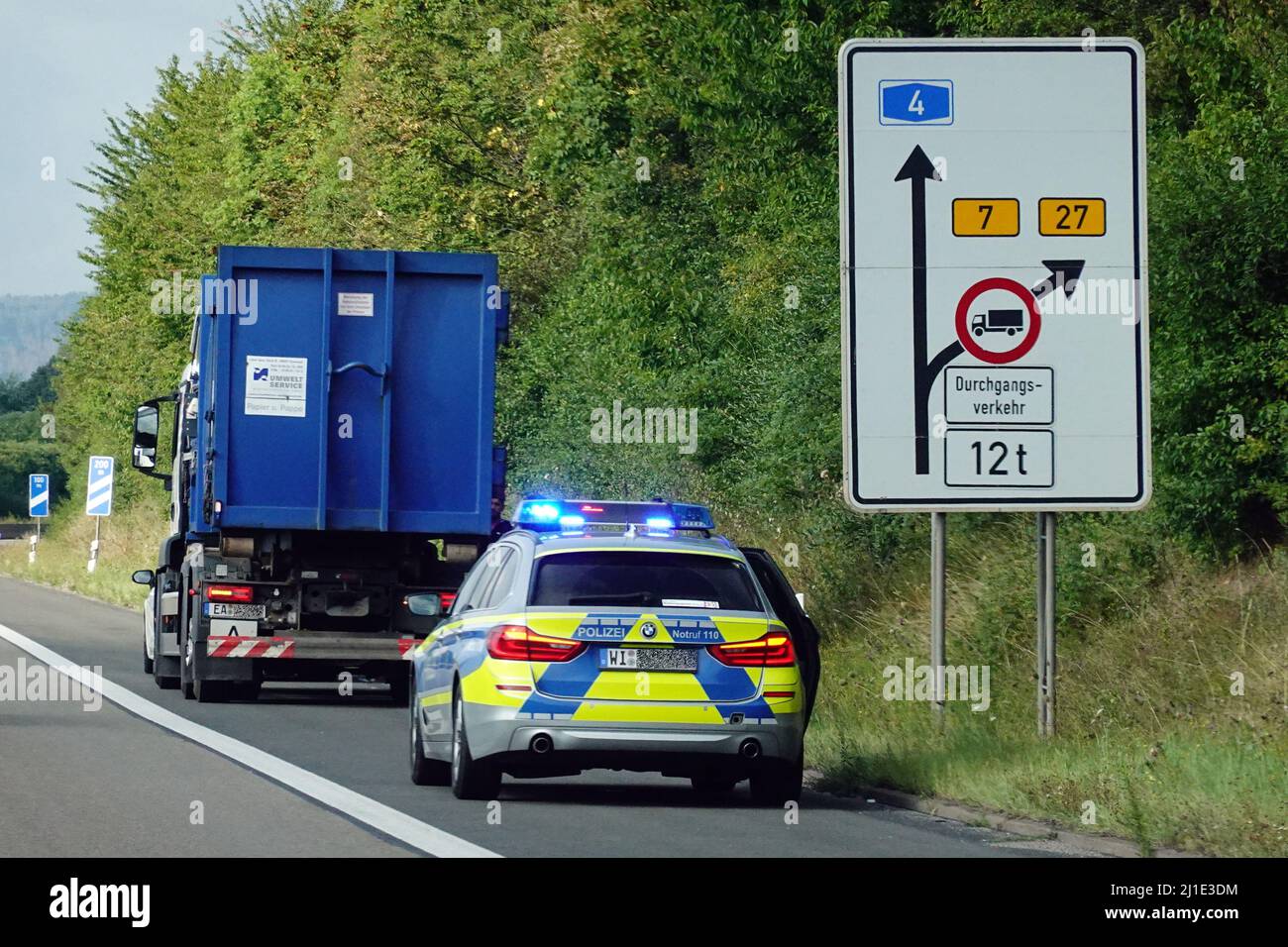 20.08.2021, Allemagne, Hessen, Bad Hersfeld - la police sécurise un camion en panne sur l'épaule dure de l'autoroute A4. 00S210820D221CAROEX.JPG [MODE Banque D'Images