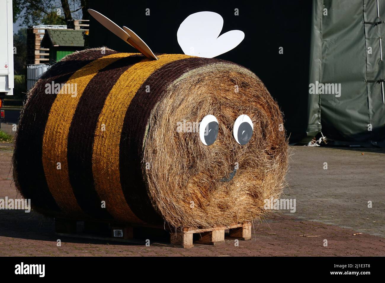 08.10.2021, Allemagne, , Berlin - la balle de paille a été préparée comme une abeille. 00S211008D421CAROEX.JPG [AUTORISATION DU MODÈLE : NON, AUTORISATION DU PROPRIÉTAIRE : NON (c) images de CARO / S. Banque D'Images