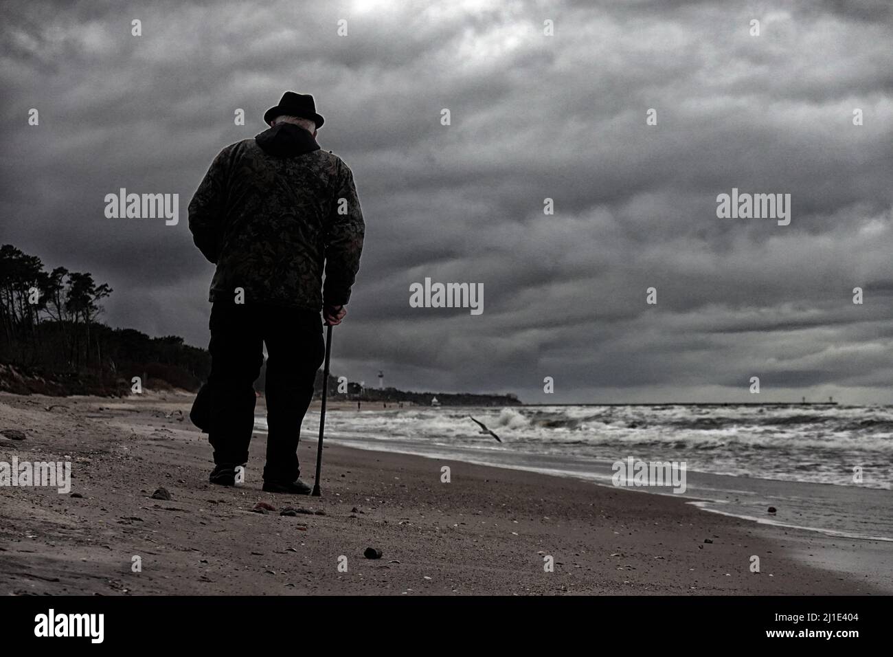 21.11.2021, Pologne, Pomerania, Ustka - personne de premier rang marchant le long de la plage par mauvais temps. 00S211121D596CAROEX.JPG [AUTORISATION DU MODÈLE : NON, AUTORISATION DU PROPRIÉTAIRE : NON Banque D'Images