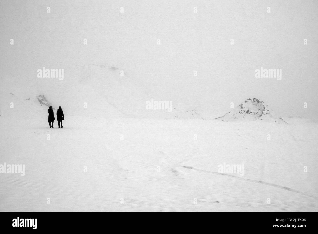 29.12.2021, Allemagne, Mecklembourg-Poméranie occidentale, Schependorf - femmes marchant en hiver dans un paysage enneigé. 00S211229D762CAROEX.JPG [RÉF. DU MODÈLE Banque D'Images