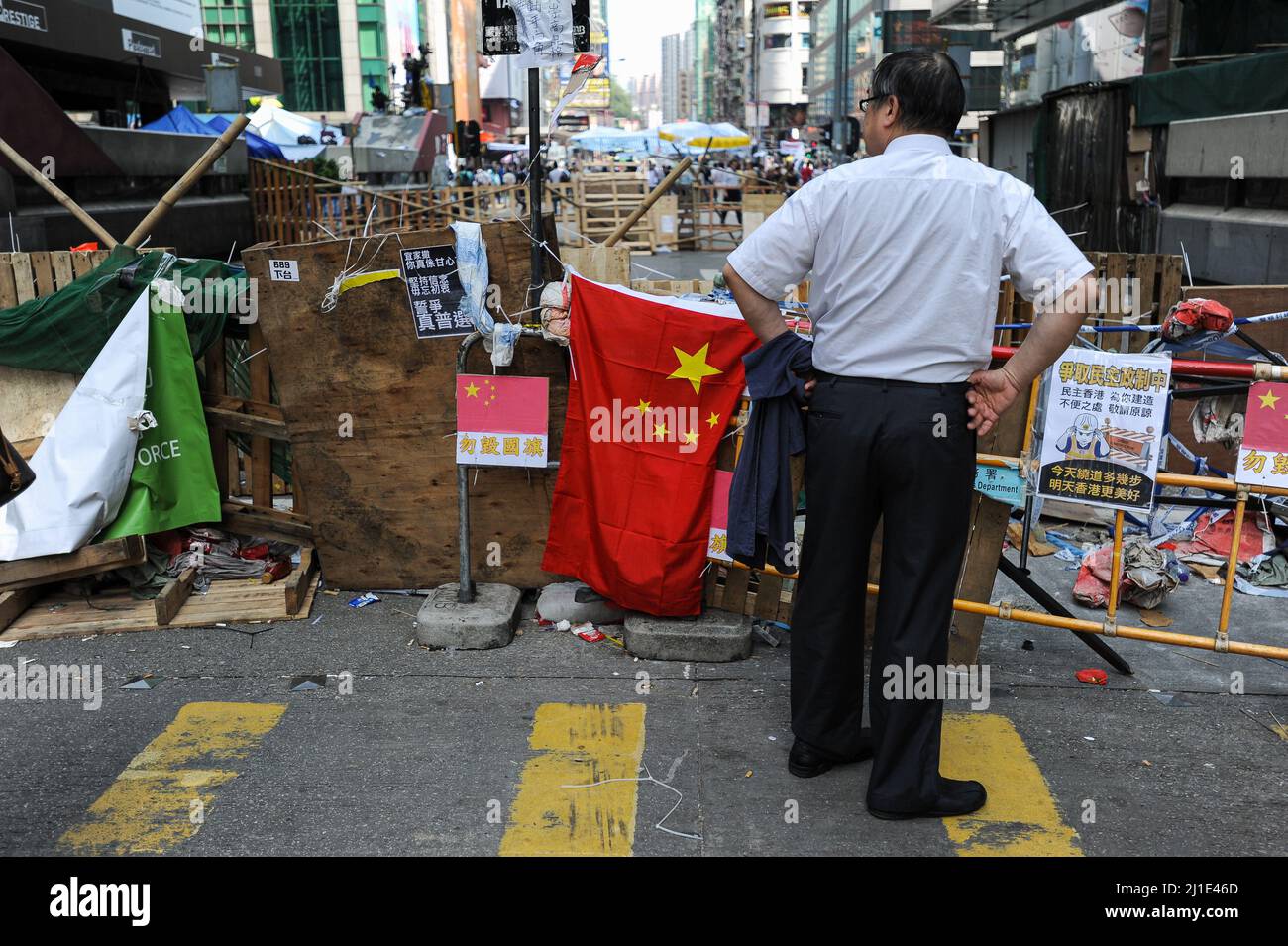 13.10.2014, Volksrepublik Chine, Sonderverwaltungszone, Hong Kong - Un homme se tient devant la barricade de l'un des camps de protestation dans le Mong Kok Banque D'Images