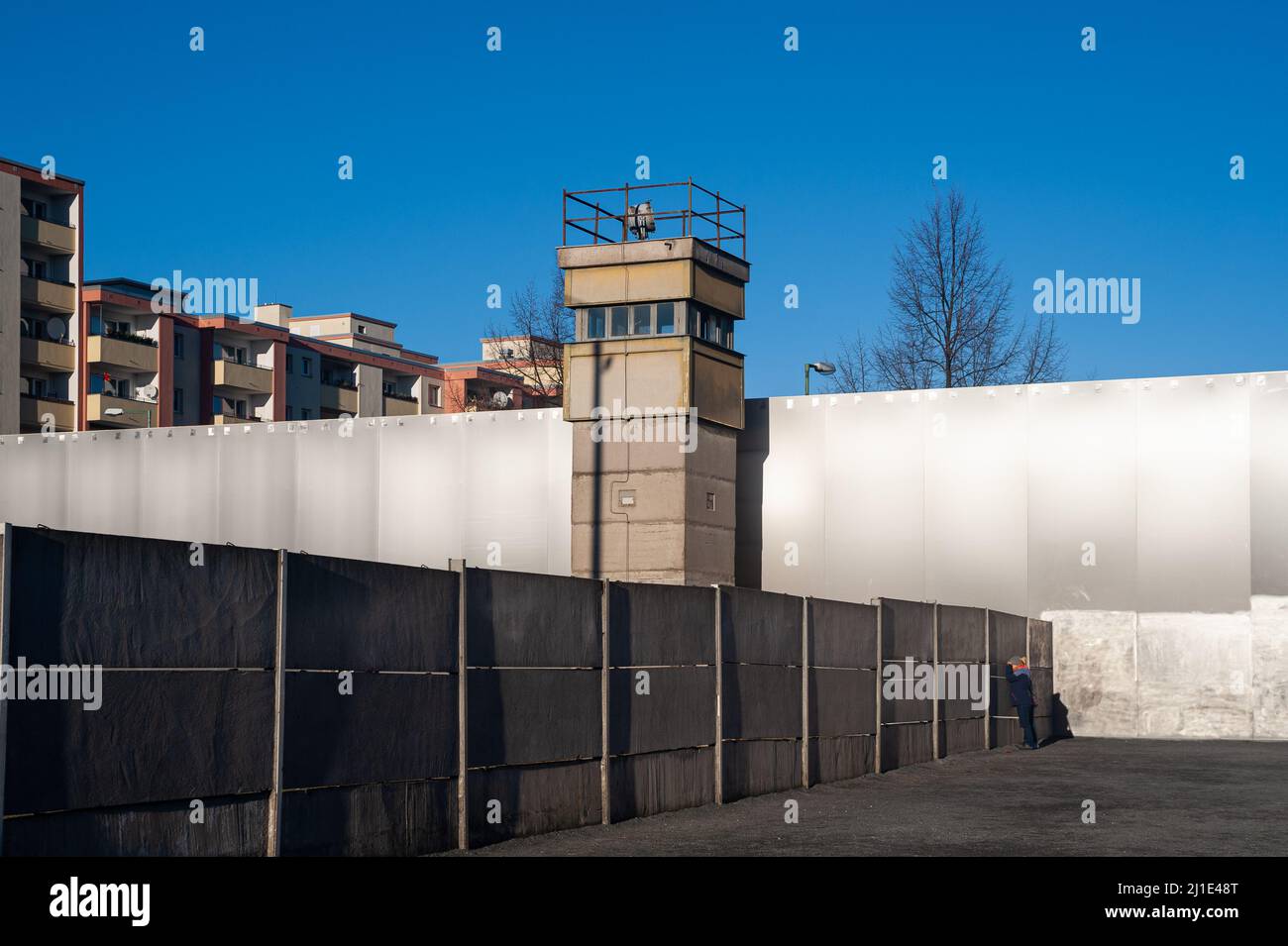 06.01.2022, Allemagne, , Berlin - le Mémorial du mur de Berlin avec une tour frontalière, des segments de mur en béton et un mur en acier le long de la Bernauer Strasse dans le mi Banque D'Images