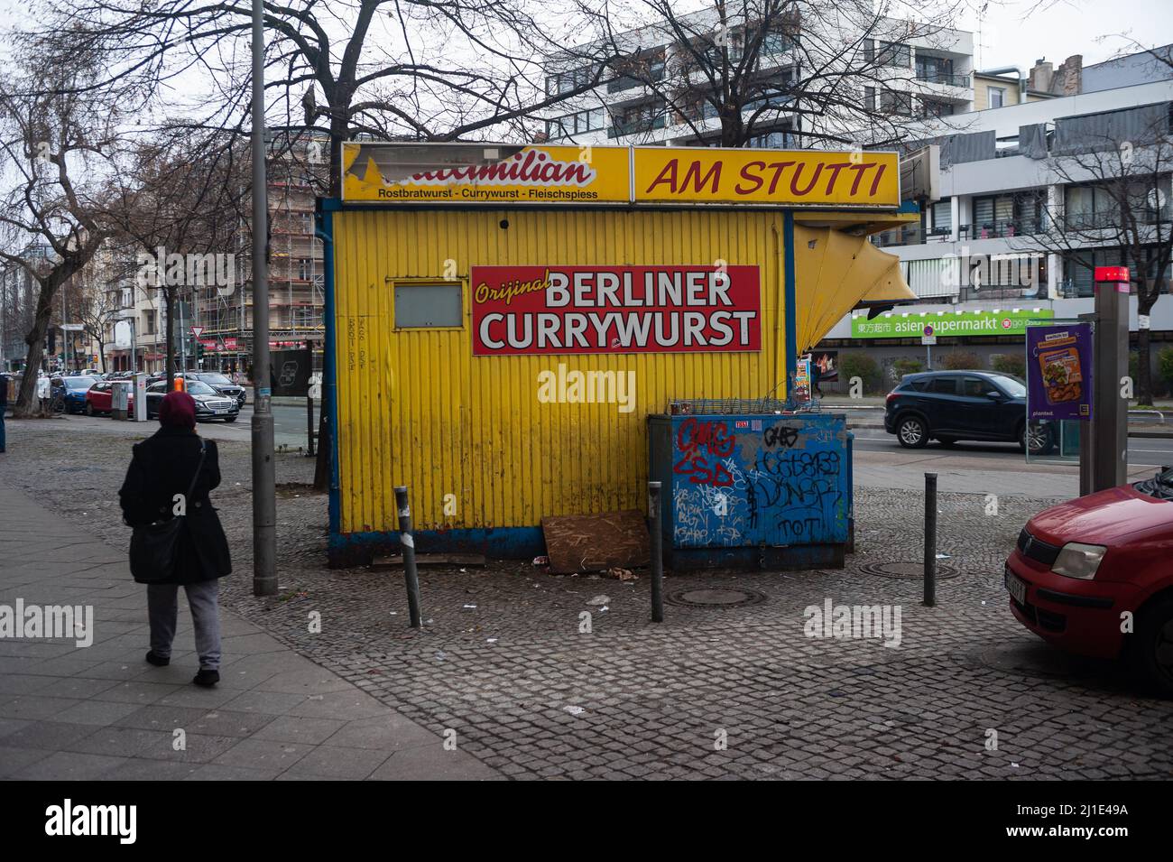 15.01.2022, Allemagne, , Berlin - Un stand de currywurst fermé au bord de la route dans le quartier de Charlottenburg-Wilmersdorf pendant la crise de Corona en cours. Banque D'Images