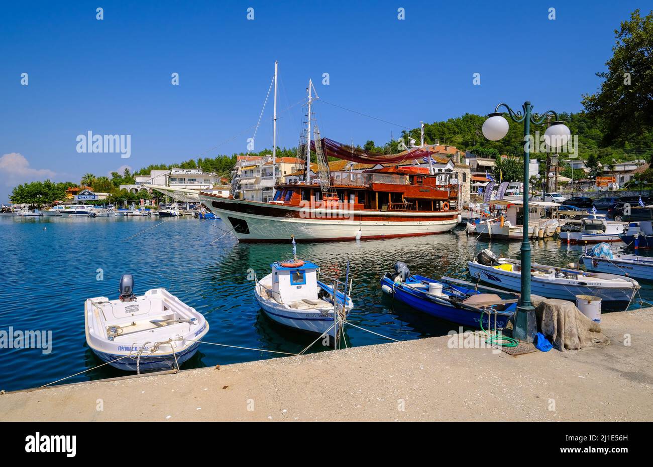 28.08.2021, Grèce, Macédoine orientale et Thrace, Limenas - bateaux de pêche et un bateau d'excursion dans le port de Limenas. La capitale de l'île thas Banque D'Images