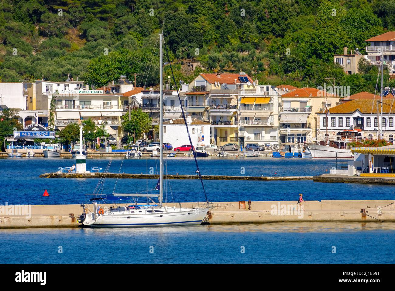 02.09.2021, Grèce, Macédoine orientale et Thrace, Limenas - Port de Limenas. La capitale de l'île Thassos est une destination populaire pour les touristes. Banque D'Images