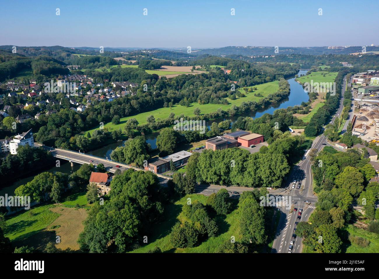 08.09.2021, Allemagne, Rhénanie-du-Nord-Westphalie, Witten - vue sur la ville Witten avec la Ruhr à la B 226 traversant la Ruhrstrasse. La ville de Witten est située Banque D'Images