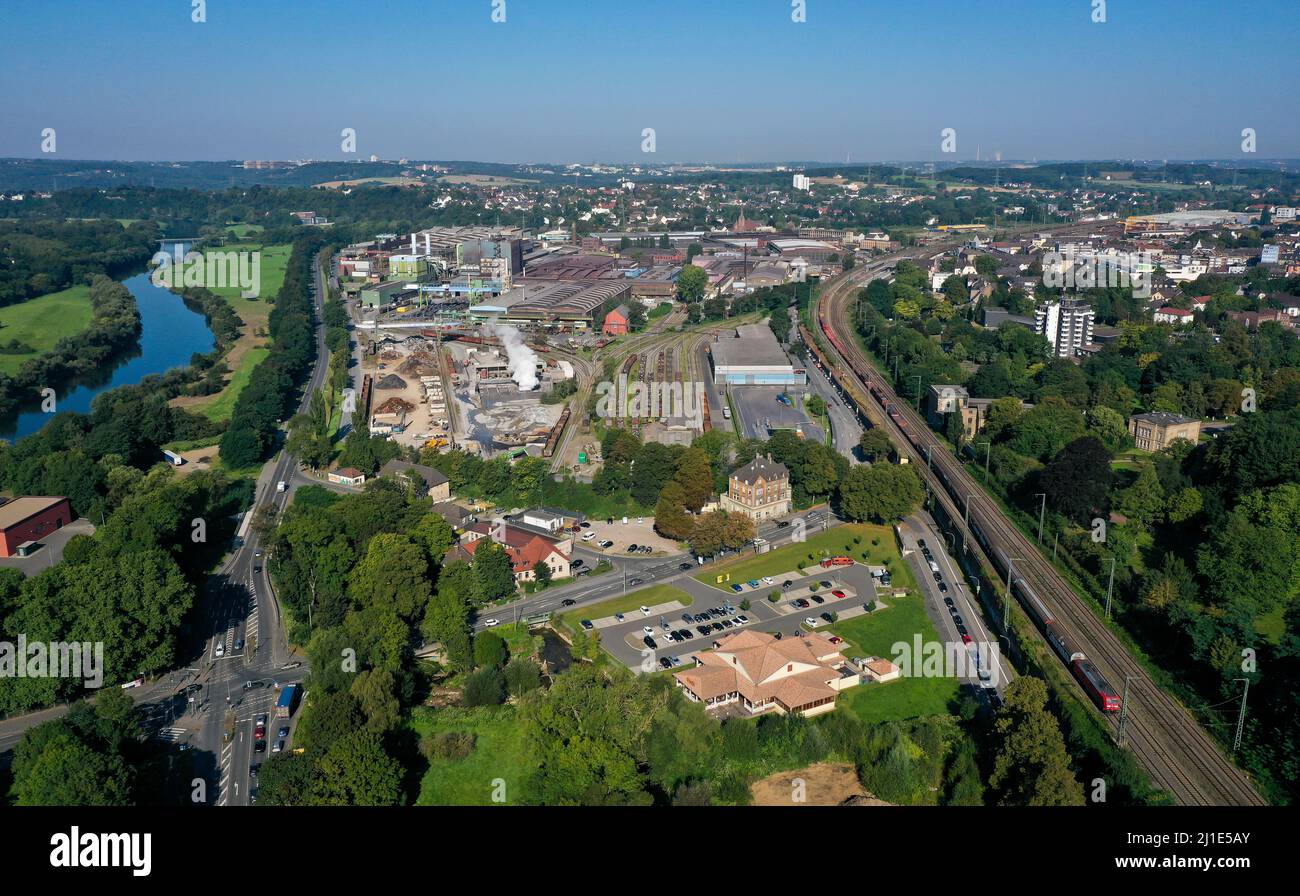 08.09.2021, Allemagne, Rhénanie-du-Nord-Westphalie, Witten - vue sur la ville Witten, a quitté la Ruhr à la B 226, au milieu de la zone industrielle de l'acier inoxydable Banque D'Images