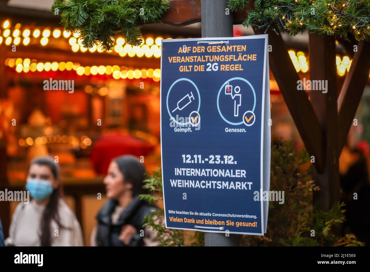 03.12.2021, Allemagne, Rhénanie-du-Nord-Westphalie, Essen - marché de Noël à Essen en période de pandémie de Corona dans 2G conditions. Panneau sur le corona Banque D'Images