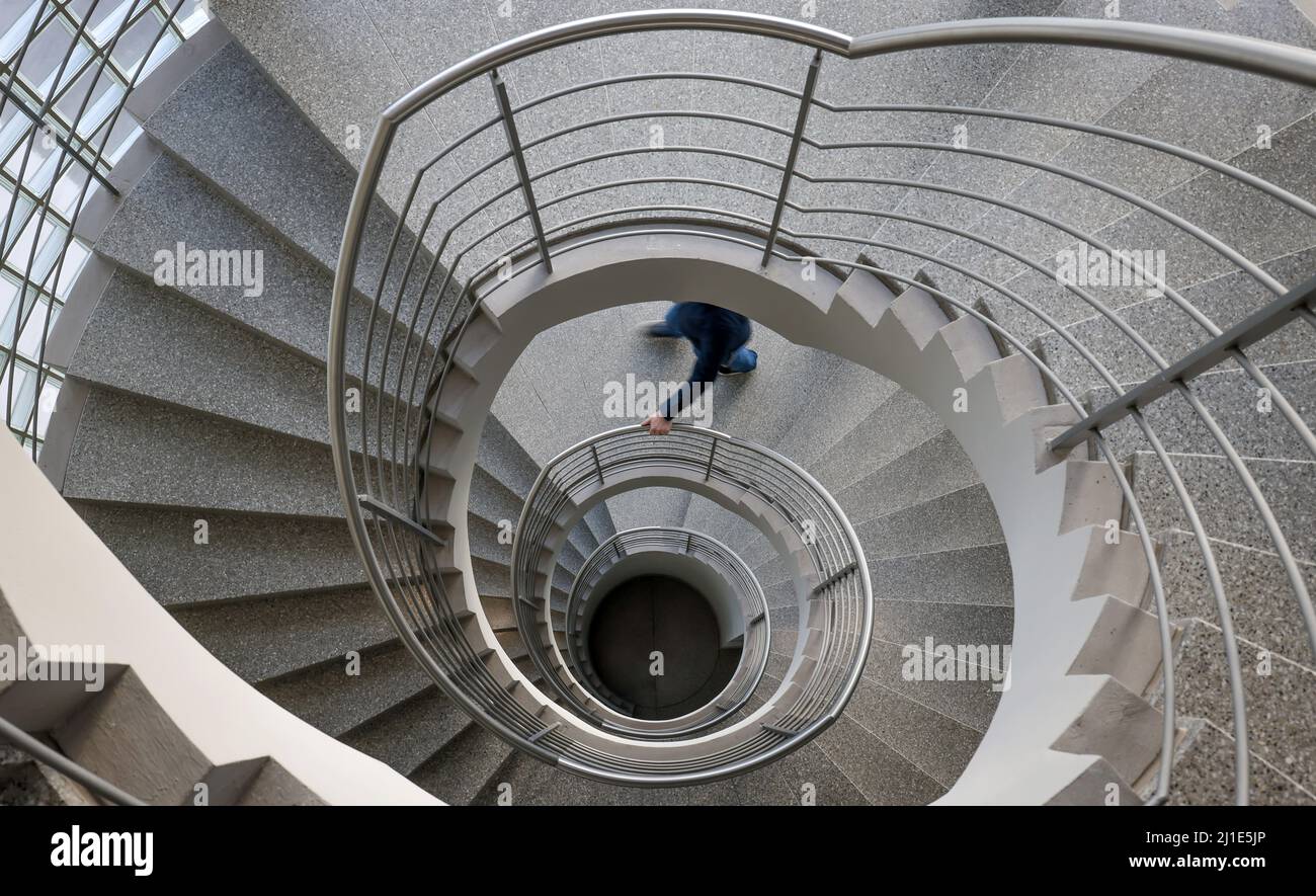 11.02.2022, Allemagne, , - escalier en spirale dans un immeuble de bureaux. 00X220211D008CAROEX.JPG [AUTORISATION DU MODÈLE : NON, AUTORISATION DU PROPRIÉTAIRE : NON (c) images CARO / OB Banque D'Images