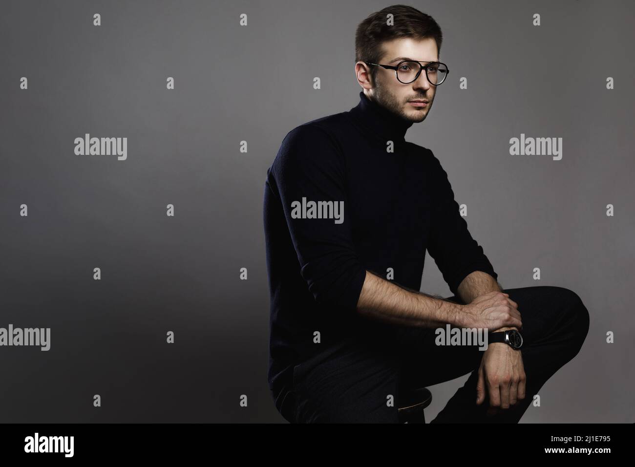 Jeune homme élégant portant des lunettes et un col roulé Banque D'Images