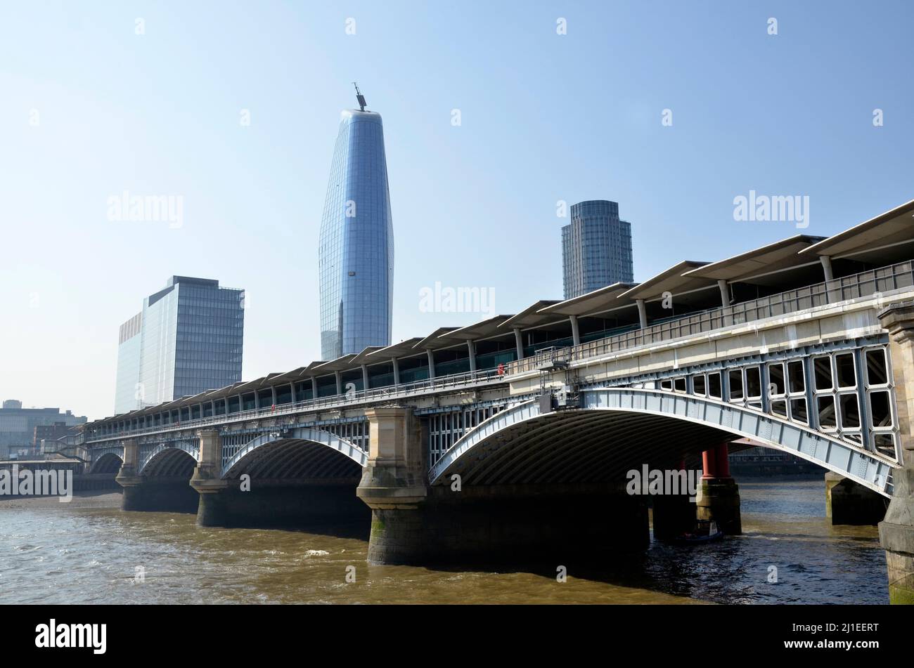 Pont Blackfriars au-dessus de la Tamise avec le bâtiment One Blackfriars en arrière-plan Banque D'Images