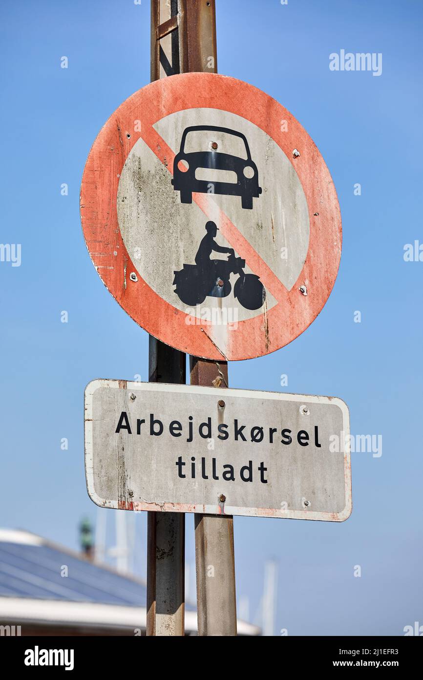 Panneaux de signalisation danois 'Motorkøretøj, stor knallert, traktor og motorredskab forbudt', 'Arbejdskørsel tilladt', Danemark Banque D'Images