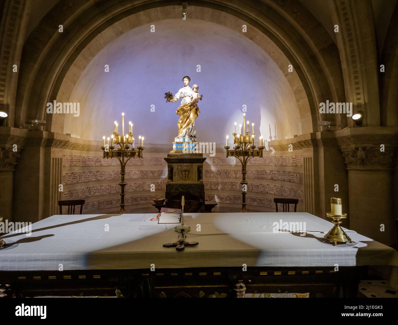 Statue religieuse à l'intérieur de la basilique notre dame de la garde à Marseille Banque D'Images