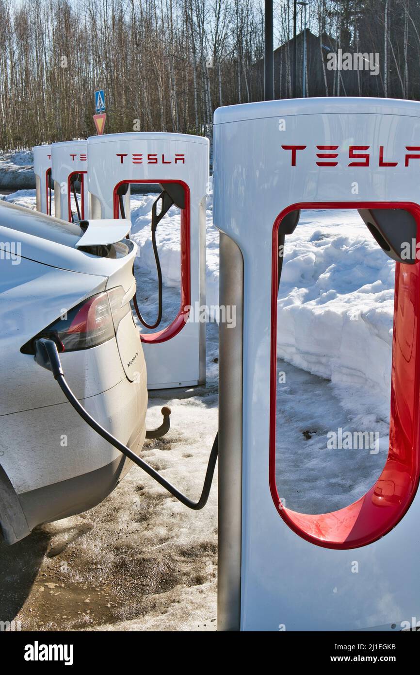 Tesla modèle x charge, Finlande Banque D'Images
