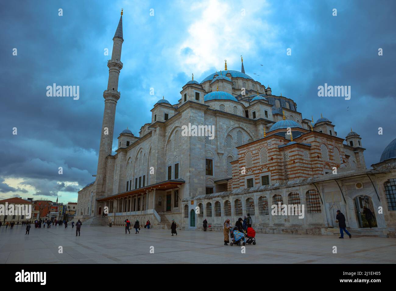 Arrière-plan de la mosquée. Mosquée Fatih et nuages spectaculaires. Concept de Ramadan. Ramadan ou kandil ou lalat al-qadr ou kadir gecesi ou photo islamique. Banque D'Images