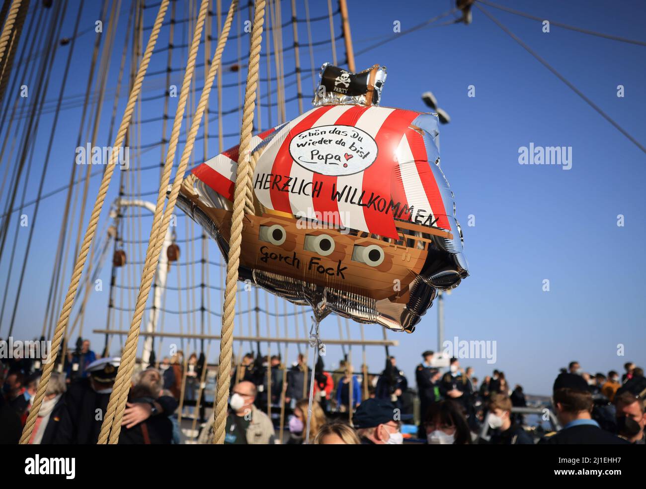 Kiel, Allemagne. 25th mars 2022. « Gent You're back DAD » est écrit sur un ballon en forme de bateau pirate après que le bateau d'entraînement à voile « Gorch Fock » arrime à la base navale de Kiel-Wik. Le navire d'entraînement à la voile de la marine est retourné à son port d'origine après un voyage d'entraînement de quatre mois. Credit: Christian Charisius/dpa/Alay Live News Banque D'Images