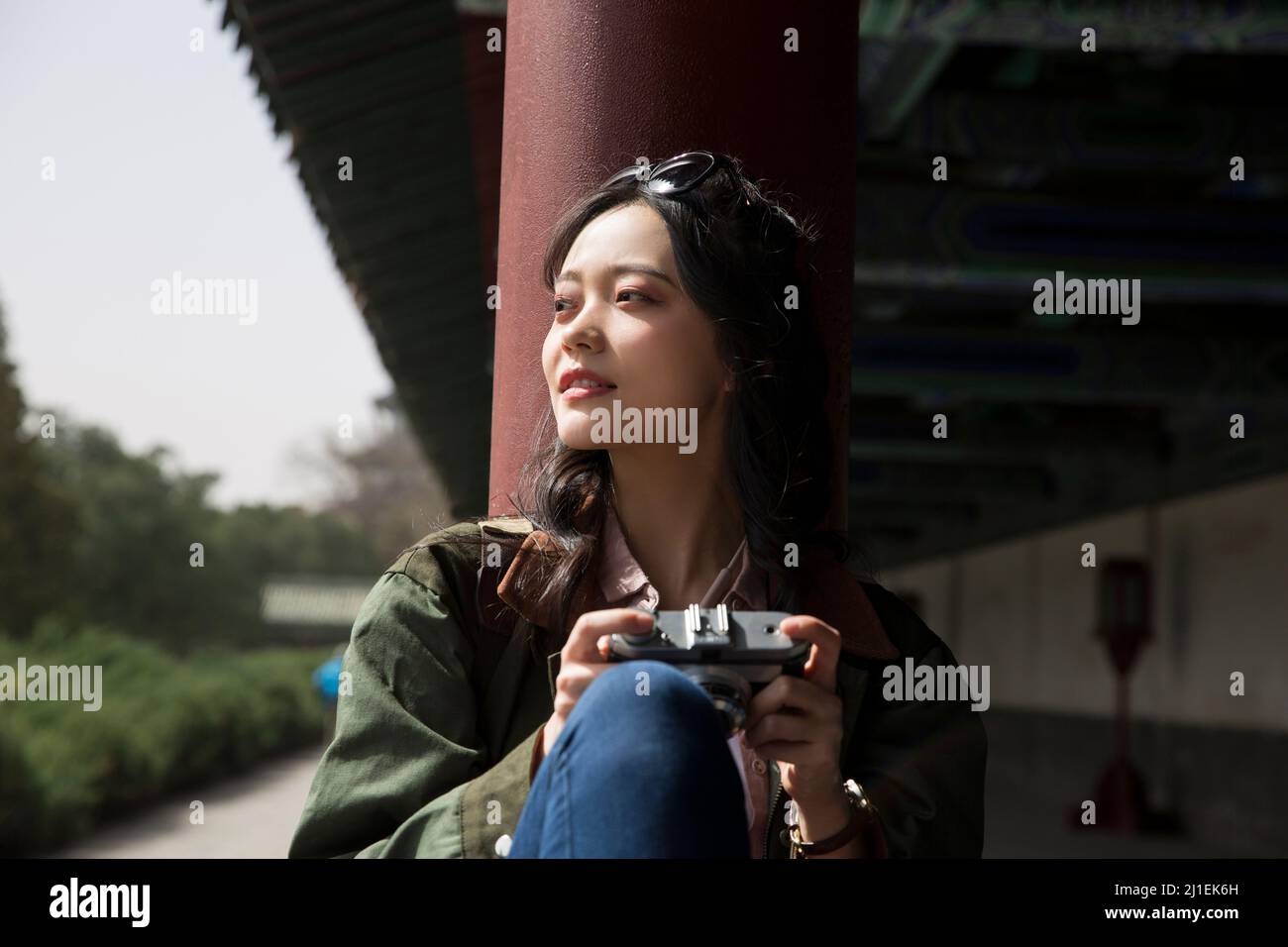 Femme touriste se reposant dans un pavillon dans un parc classique - photo de stock Banque D'Images