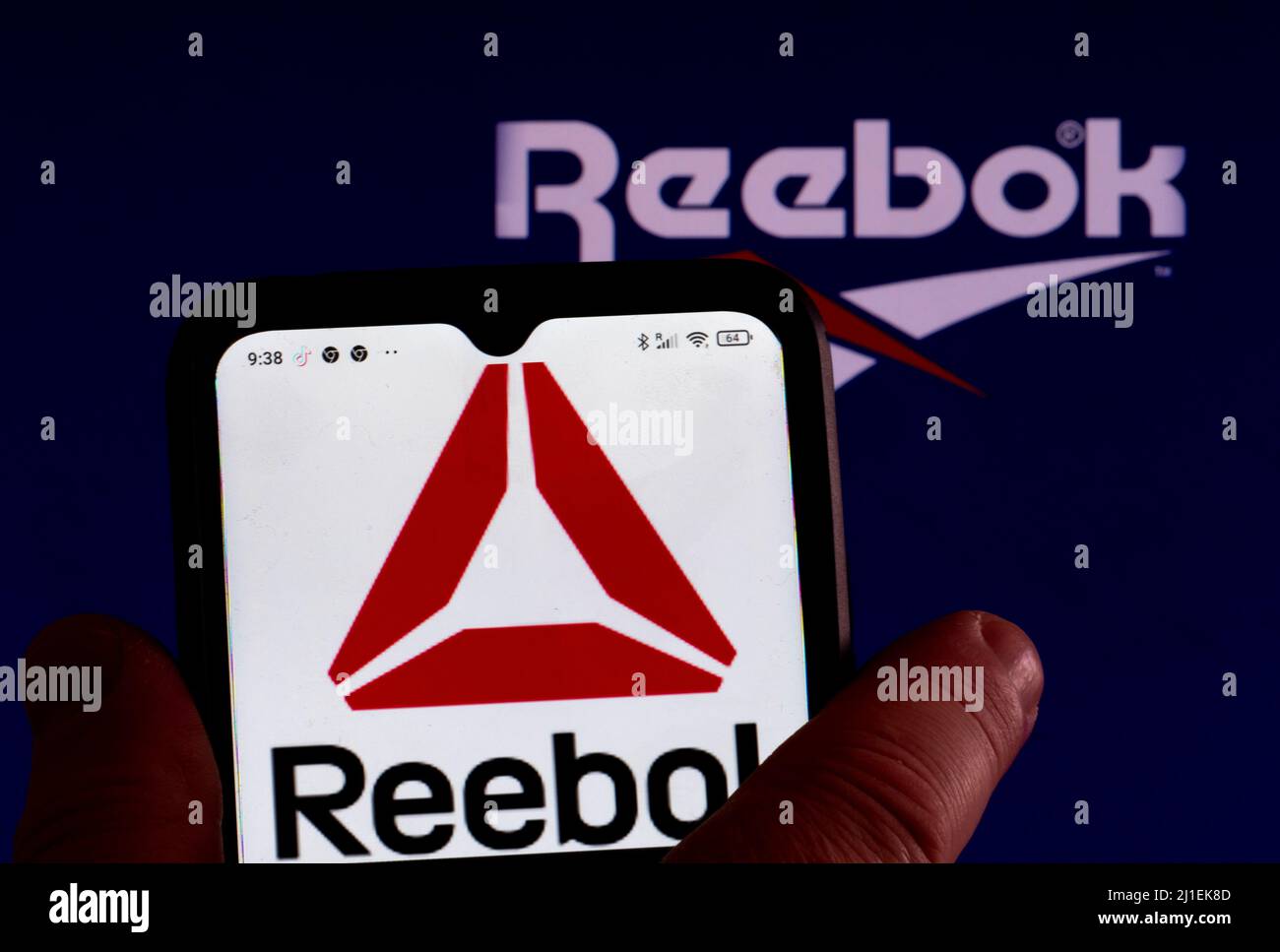 Dans cette illustration, le logo Reebok Drink est affiché sur l'écran d'un  smartphone avec un logo Reebok International Limited en arrière-plan Photo  Stock - Alamy