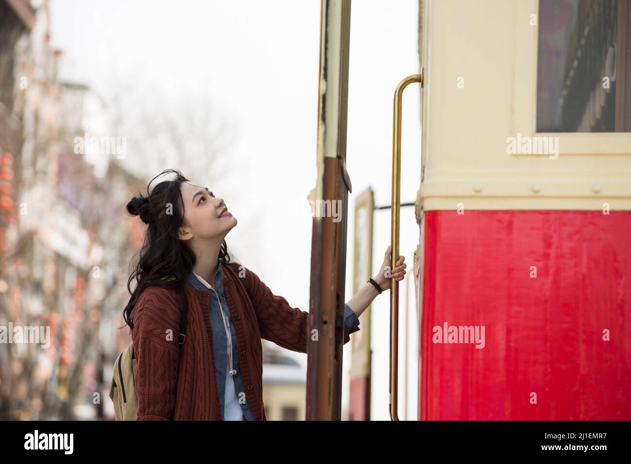 Jeune touriste femme se préparant à monter à bord d'un vieux tramway pour visiter - photo de stock Banque D'Images
