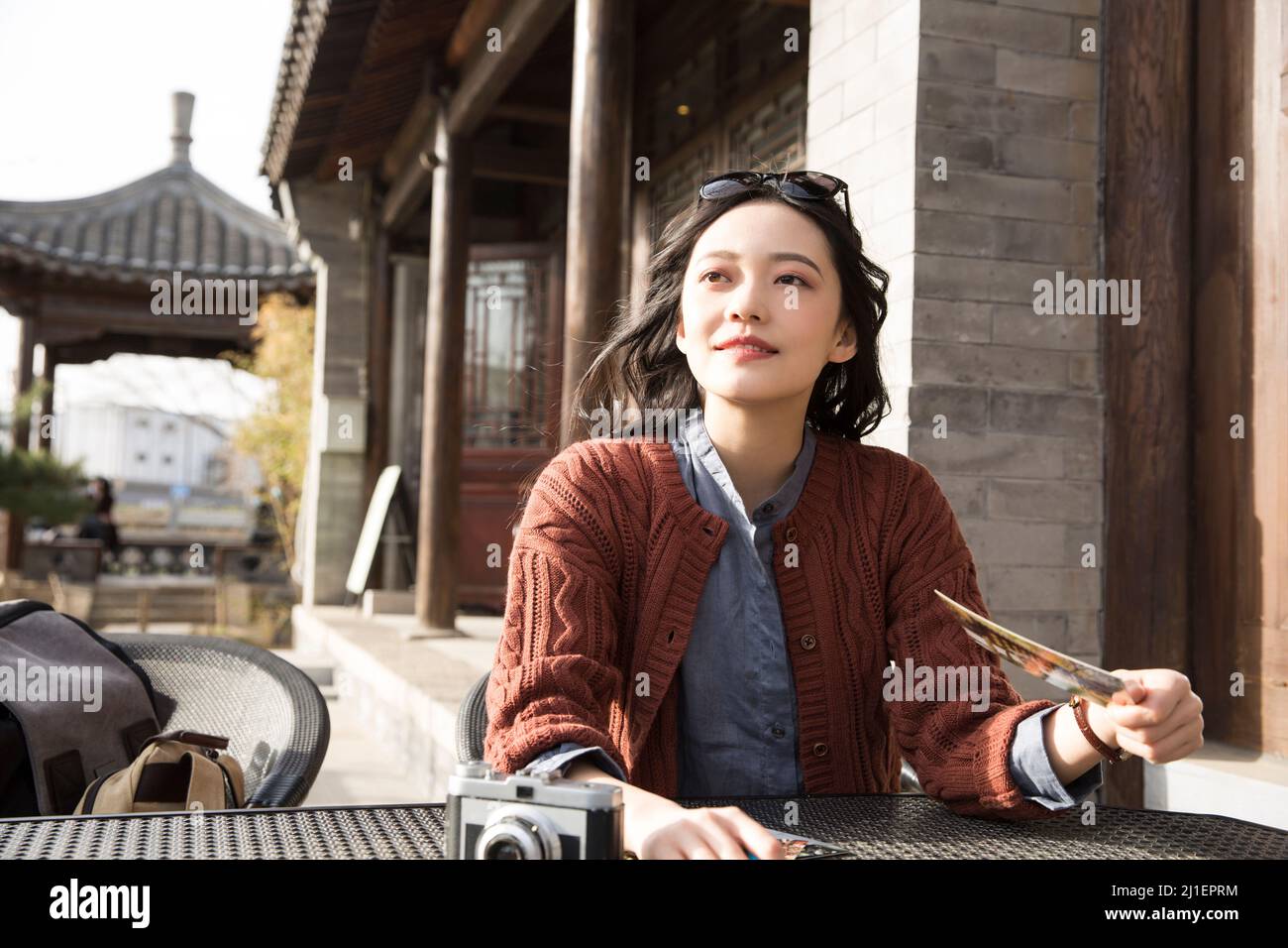 Une femme touriste se détendant au café-terrasse - photo de stock Banque D'Images