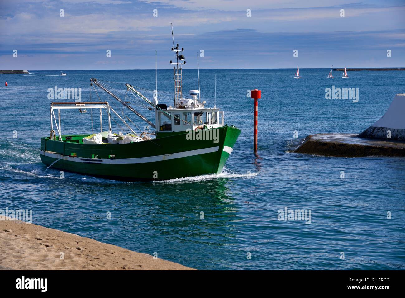 Bateau de pêche retournant au port de Ciboure et Saint-Jean-de-Luz, deux communes du département des Pyrénées-Atlantiques dans le sud-ouest de la France Banque D'Images