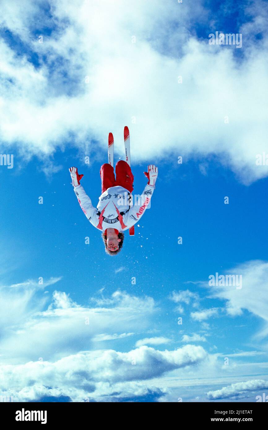 Australie. Victoria. Monter le Buller. Jeune homme ski somersault. Banque D'Images