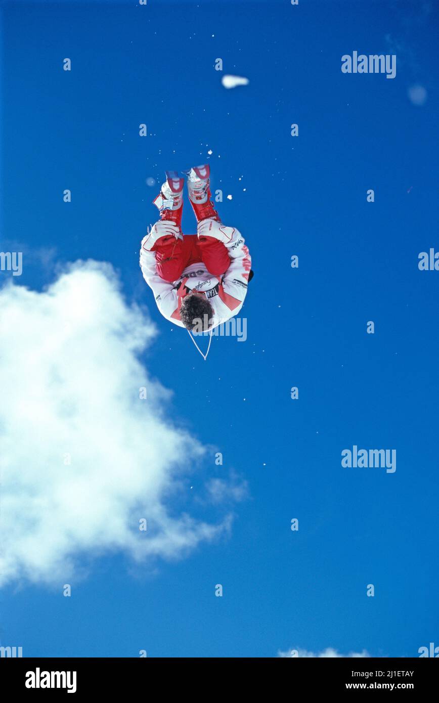 Australie. Victoria. Monter le Buller. Jeune homme ski somersault. Banque D'Images