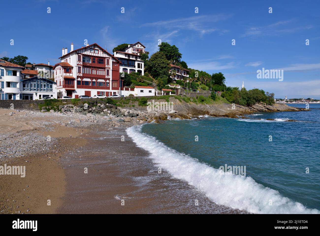 Faites une vague sur la plage de Ciboure, commune bordant Saint-Jean-de-Luz dans le département des Pyrénées-Atlantiques dans le sud-ouest de la France Banque D'Images