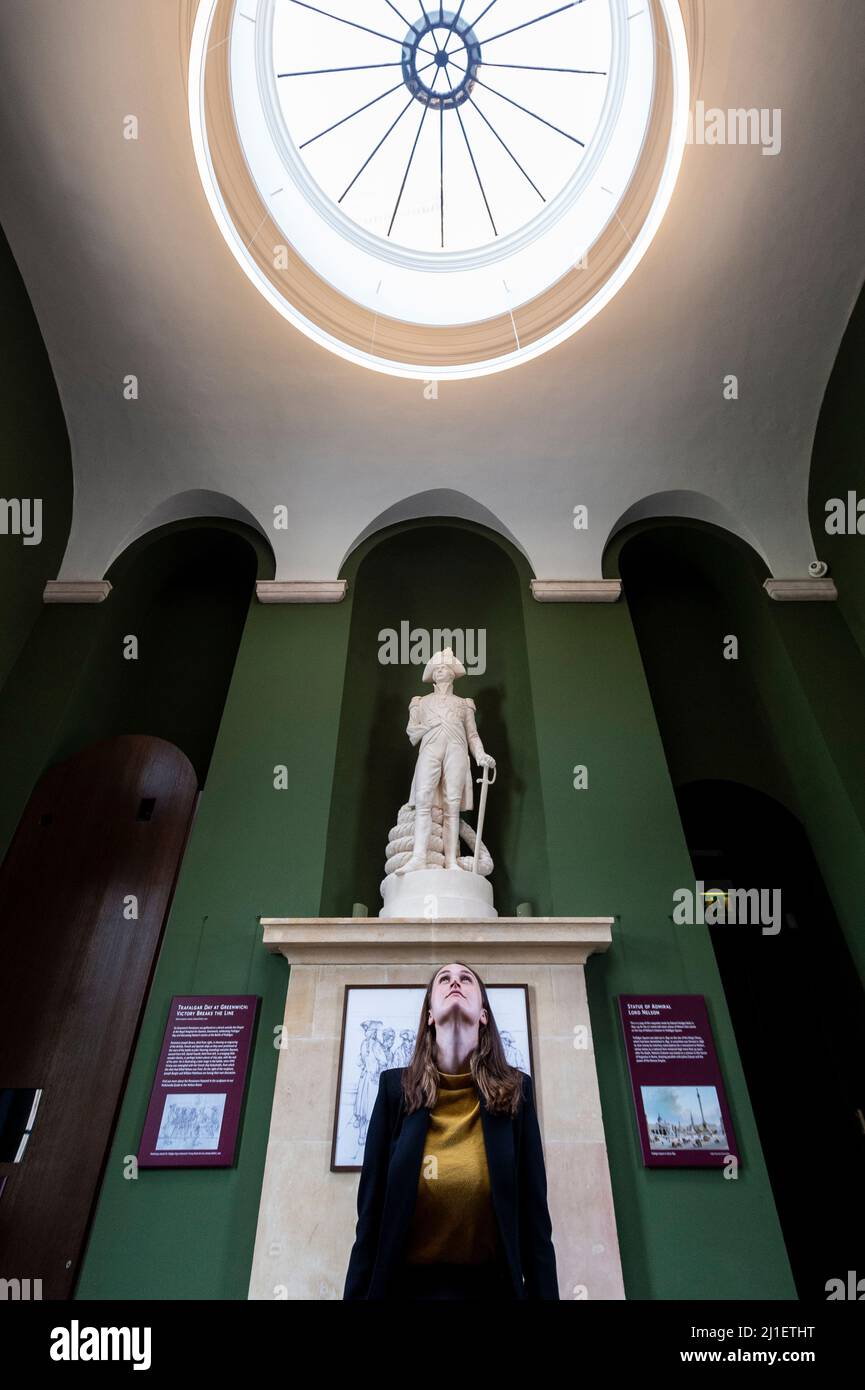 Londres, Royaume-Uni. 25th mars 2022. Un membre du personnel pose dans la salle Nelson du Old Royal Naval College de Greenwich, qui rouvre au public le 26 mars après un vaste projet de conservation. La salle est située au large de la salle peinte, et c'est là que le corps du vice-amiral Horatio Nelson a été gardé avant d'être couché dans l'État dans la salle peinte après sa mort à la bataille de Trafalgar en 1805. Crédit : Stephen Chung/Alay Live News Banque D'Images