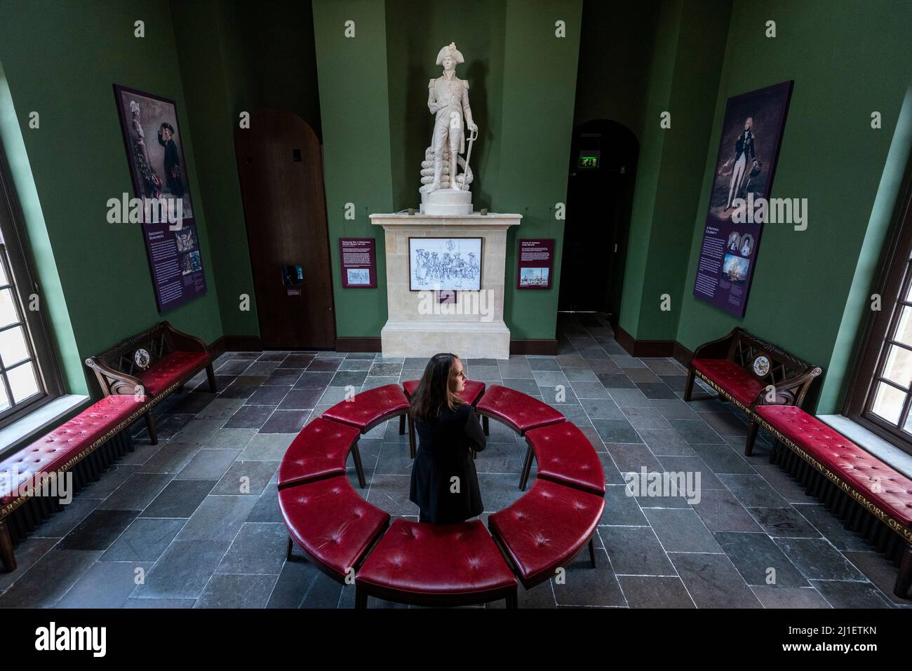 Londres, Royaume-Uni. 25 mars 2022. Un membre du personnel pose dans la salle Nelson du Old Royal Naval College de Greenwich, qui rouvre au public le 26 mars après un vaste projet de conservation. La salle est située au large de la salle peinte, et c’est là que le corps du vice-amiral Horatio Nelson a été gardé avant d’être couché dans l’état de la salle peinte après sa mort à la bataille de Trafalgar en 1805. Credit: Stephen Chung / Alamy Live News Banque D'Images