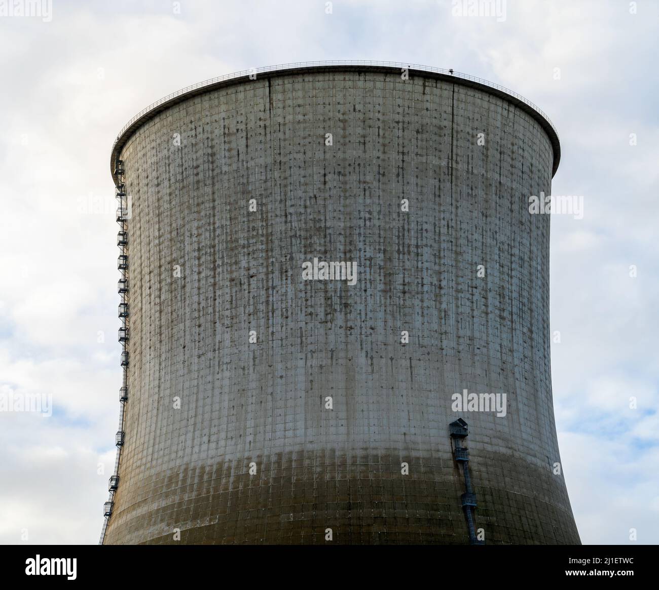Paysage avec tour de refroidissement d'une centrale nucléaire Banque D'Images