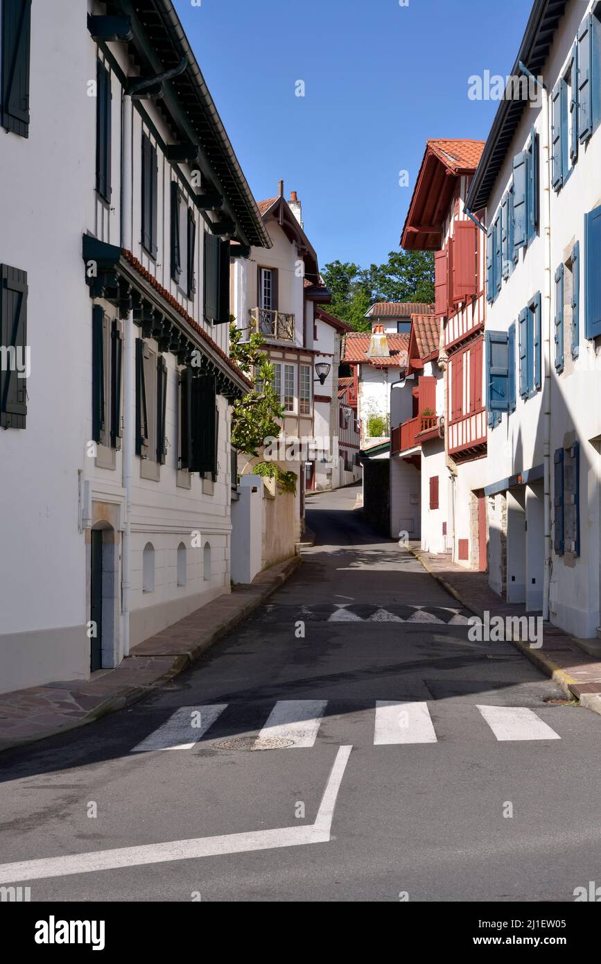 Rue typique de Ciboure, commune bordant Saint-Jean-de-Luz dans le département des Pyrénées-Atlantiques dans le sud-ouest de la France Banque D'Images
