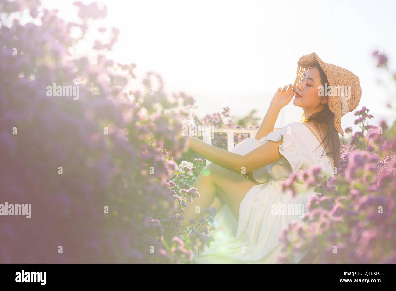 Beauté heureuse liberté femme respiration autour dans le domaine de la fleur. Banque D'Images