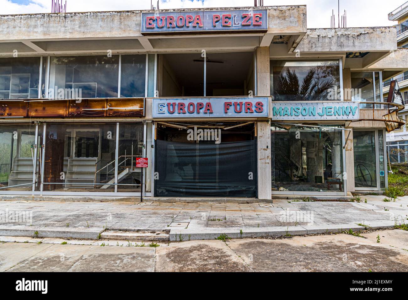 Le district de Varosha (Kapalı Maraş) à Famagusta (Chypre) a été entre 1970 et 1974 l'une des destinations touristiques les plus populaires dans le monde. Ses habitants chypriotes grecs se sont enfuis lors de l'invasion turque de Chypre en 1974, lorsque la ville de Famagusta a été contrôlée par la Turquie. Il est resté abandonné depuis et les bâtiments ont cessé de se départir. Banque D'Images