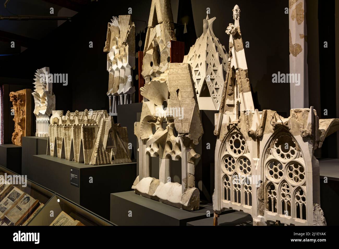 Fragments originaux de moules et modèles de la Sagrada Familia dans l'exposition Gaudi au musée MNAC en 2021 (Barcelone, Catalogne, Espagne) Banque D'Images