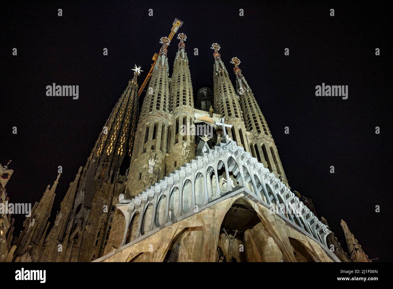 Façade de la passion et étoile de la tour Mary illuminée la nuit dans la Sagrada Familia (Barcelone, Catalogne, Espagne) ESP: Fachada de la Pasión Banque D'Images