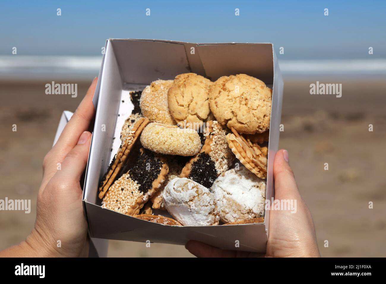 Cuisine marocaine. Boîte de biscuits et pâtisseries à El Jadida, Maroc. Banque D'Images