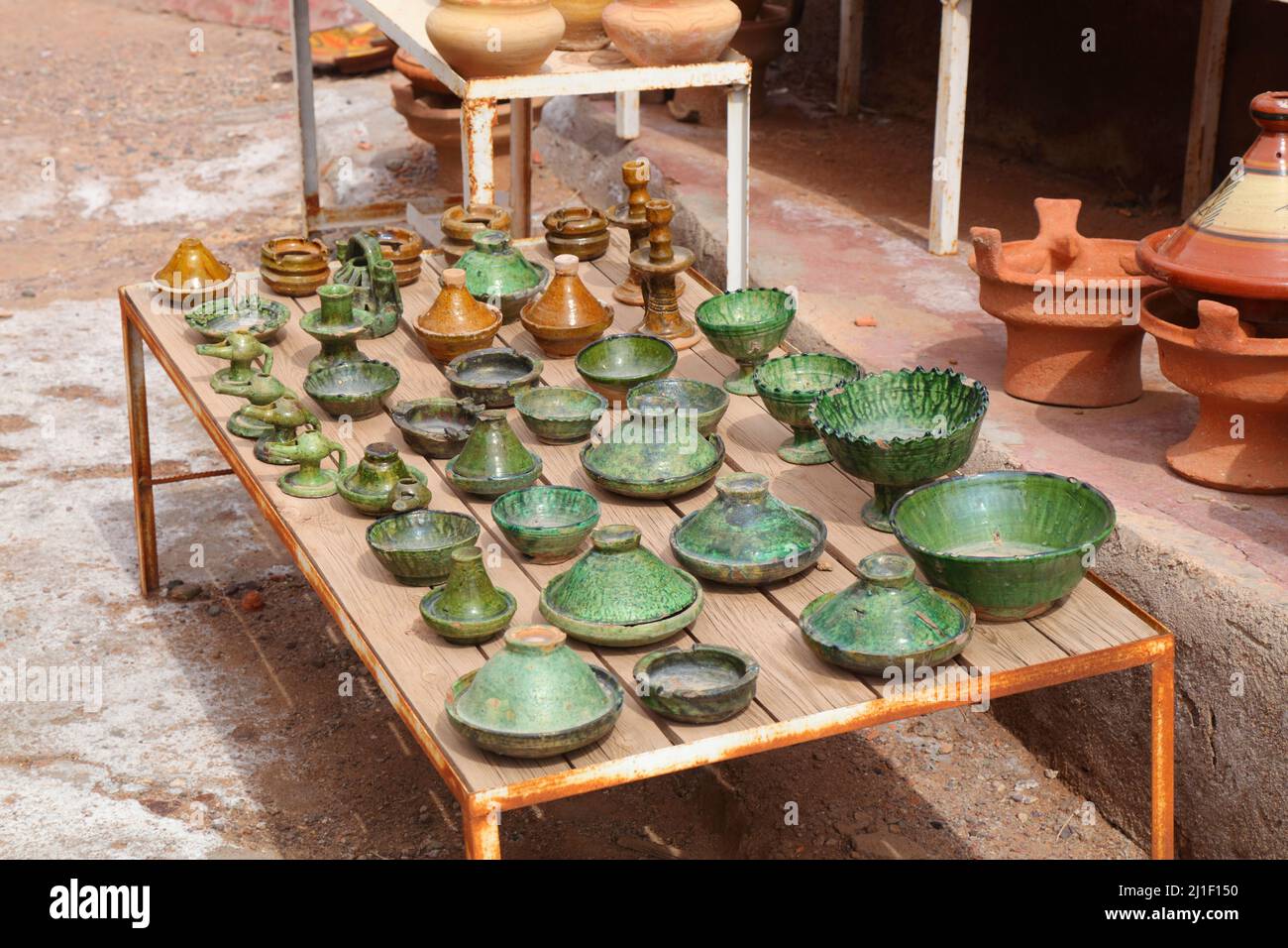 Ouarzazate marché de rue produits artisanaux au Maroc. Céramiques artisanales marocaines dans le souk. Céramique de style tagine. Banque D'Images